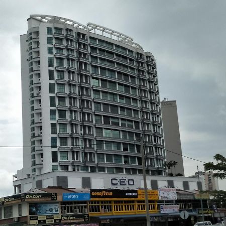 Wau Bulan Flies At The Ceo Apartment Bayan Lepas Exterior photo