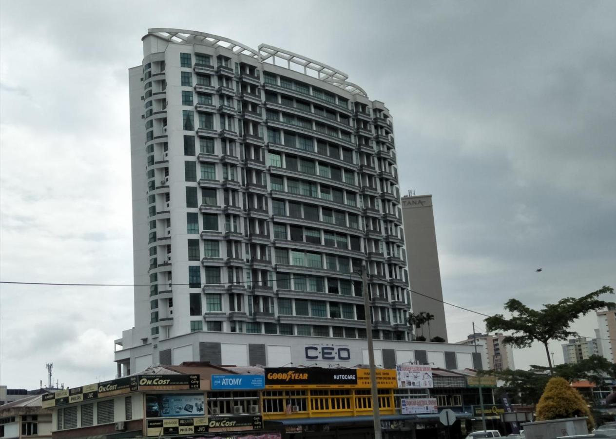 Wau Bulan Flies At The Ceo Apartment Bayan Lepas Exterior photo